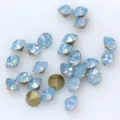 Primo piano dettagliato di strass in cristallo azzurro con fondo appuntito per nail art e decorazioni. - SS2 1,1 mm circa 140 pz / Opale Blu Chiaro
