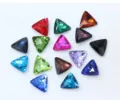 Farbenfrohe dreieckige Kristall Nagelstrasssteine Detailansicht, glitzernde spitz zulaufende Steine. - Mehrfarbig