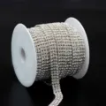 Rouleau de chaîne de strass pour décoration de vêtements, loisirs créatifs et accessoires. - SS6 strass 2 mm, largeur 6 mm, 9 m (env. 10 yards) / Strass blancs avec chaîne plaquée argent