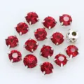Rote runde Glaskristalle zum Aufnähen mit silberner Krallenfassung für Kleidung und Taschen. - 8mm (36 Stück/Packung) / Rot