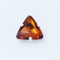 Dreieckiger orangefarbener Glas-Näh-Strassstein mit silberner Krallenfassung für DIY. - Rötliches Braun