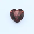 Funkelnder herzförmiger Glas-Krallenschmuckstein mit silbernem Sockel für DIY-Brautkleider. - Mittleres Lila