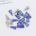 Driehoekige kristallen strass steentjes voor nail art, iriserende diamanten voor manicure. - Blauw-paars licht