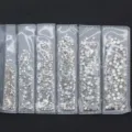 Platte glas strass steentjes in verschillende maten voor nail art en knutselen in doorzichtige zakjes. - Sneeuwwit