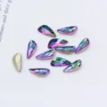 Strass de uñas de alas de ángel iridiscentes, cristales facetados para nail art. - Brillo verde púrpura