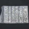 Strass trasparenti con retro piatto per nail art, assortiti in diverse misure in busta. - Bianco