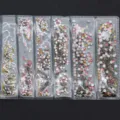 Set di strass piatti in vetro per nail art di varie dimensioni in confezione trasparente. - Multicolore