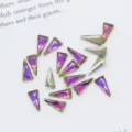 Driehoekige iriserende puntige kristallen voor prachtige nail-art en creatieve doe-het-zelf knutsels. - Rozerood Licht