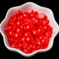 Perles demi-rondes rouges mélangées pour la conception d'ongles et la décoration de bricolage. - Rouge