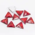 Rote dreieckige Glas-Näh-Strasssteine, Kristall-Flachrücksteine für DIY Hochzeitskleid Schuhe. - 16 mm 30 Stück / Rot