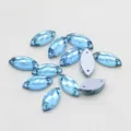 Hellblaue markisenfoermige Glas-Anaehstrasssteine, flache Kristalle mit zwei Loechern. - 6x12 mm, 72 Stk. / Seeblau