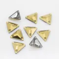 Dreieckige Glas-Näh-Strasssteine mit doppelten Löchern, ideal für DIY-Kleidung und Brautkleid-Dekor. - 16 mm 30 Stück / Erzgold