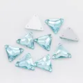 Hellblaue dreieckige Glas Strasssteine zum Aufnähen doppelter Loch Flachrücken DIY Kleidung - 16 mm 30 Stück / Seeblau