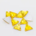 Strass triangolari gialli in vetro da cucire, cristalli a doppio foro retro piatto per DIY. - Oro