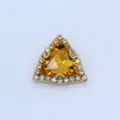 Dreieckiger Kristall Strass Klauenbohrer Knopf mit bernsteinfarbener Mitte für DIY Kleidung. - Gold