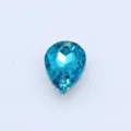 Tropfenförmiger blauer Glas-Strassstein mit zwei Löchern für die Kleiderdekoration. - Seeblau