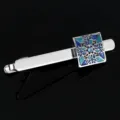 Stijlvolle zilveren dasclip met blauw geëmailleerd patroon en centraal kristal voor heren. - Mannen Stropdasclip (T1036)