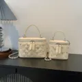 Chic sac à main boîte matelassé beige avec perles, strass et bandoulière en chaîne - L / Blanc perle