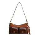 Sac épaule marron en suédine pour femme avec doubles poches avant et charmant pendentif en perles. - Avec Pendentif / Café