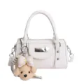 Sac bowling blanc avec charmant pendentif d'ours, sac à bandoulière chic pour femme. - Avec Pendentif / Blanc