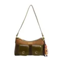 Sac à épaule vert olive chic avec bordure en daim marron, double poches et pompon de perles. - Vert