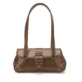 Bolso de hombro marrón de piel sintética con hebilla elegante y tachuelas. - Marrón
