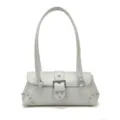 Bolso de hombro moderno y elegante de charol gris claro con hebilla metálica y tachuelas. - Azul
