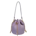 Élégant sac seau plissé lavande avec une bandoulière chaîne dorée et cordon réglable. - Violet