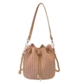 Sac seau plissé rose, élégant sac bandoulière à cordon avec chaîne dorée pour les femmes tendance. - Rose