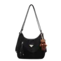 Sac à épaule en suédine noire variante, fourre-tout hobo tendance avec pendentif ours chic. - Avec Pendentif / Noir