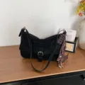 Sac épaule vintage en suédine noire femme, sac bandoulière chic hiver avec des charms mignons. - Avec Pendentif / Noir