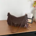 Sac à bandoulière marron vintage pour femme, sac sous les bras élégant avec de charmants pendentifs. - Avec Pendentif / Café
