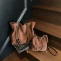 Sac cabas en daim marron avec chaîne, sac porté épaule automne hiver, sac seau tendance chic. - S / Marron