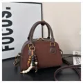Sac de bowling rétro marron en suédine avec pendentif perles, sac bandoulière élégant femme - Avec Pendentif / Café