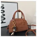 Sac de bowling marron vintage, sac a main patchwork en daim retro avec poignee et sangle perlee. - Avec Pendentif / Marron