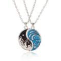 Vue détaillée du collier couple yin yang avec pendentif fendu montagne et vague élégant. - Style Montagne Vague (A3263-7)