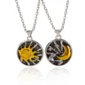 Gros plan d'un ensemble de colliers pendentifs soleil et lune, détails dorés avec chaînes. - Style Soleil et Lune (A3263-8)