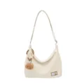 Sac à bandoulière souple rétro en cuir beige avec charmante breloque ours et écusson élégant. - Avec Pendentif / Blanc Cassé