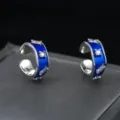 Detailaufnahme blauer Emaillierter Strass-Ohrklemmen, silberne Metall-Ohrringe. - Blau
