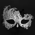Vista dettagliata della raffinata maschera in metallo argentato con eleganti strass. - Fenice d'argento con strass trasparenti