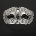 Detailansicht einer exquisiten silbernen Metall Hohl-Maske mit filigranen Mustern. - Silber ohne Strass