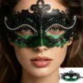 Nahaufnahme Detail der luxus schwarz grün Metall Maskerade Maske mit glänzenden Strass. - Grünschwarz