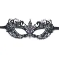 Primer plano detalle de la elegante máscara de encaje negro con strass morados para fiesta. - Talla única / Estrás negro y morado