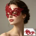 Dettaglio della maschera in pizzo rosso con intricato ricamo traforato e design a mezzo viso. - Rosso Tinto