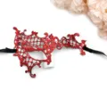 Rote Spitzen-Maske für Maskerade mit schwarzen Bändern, ideal für Halloween und Party-Kostüme. - Rote Bräunung