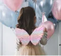 Vue de detail du kit baguette magique et ailes d'ange pour enfants avec paillettes et tulle. - Taille unique / Ailes roses + baguette
