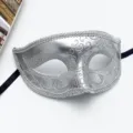 Primo piano dettagliato di maschera di Carnevale argentata con glitter e bordo decorato. - Zirconia argento