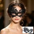 Vista dettagliata di una maschera in pizzo nero con strass blu per festa e halloween. - Taglia unica / Teal