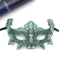 Dettaglio maschera in pizzo verde, squisito design ricamato per feste e eventi di halloween. - Bronzo verde