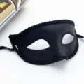 Primo piano maschera nera dettaglio, vista ravvicinata decorazione festa con paillettes - Zirconia nera